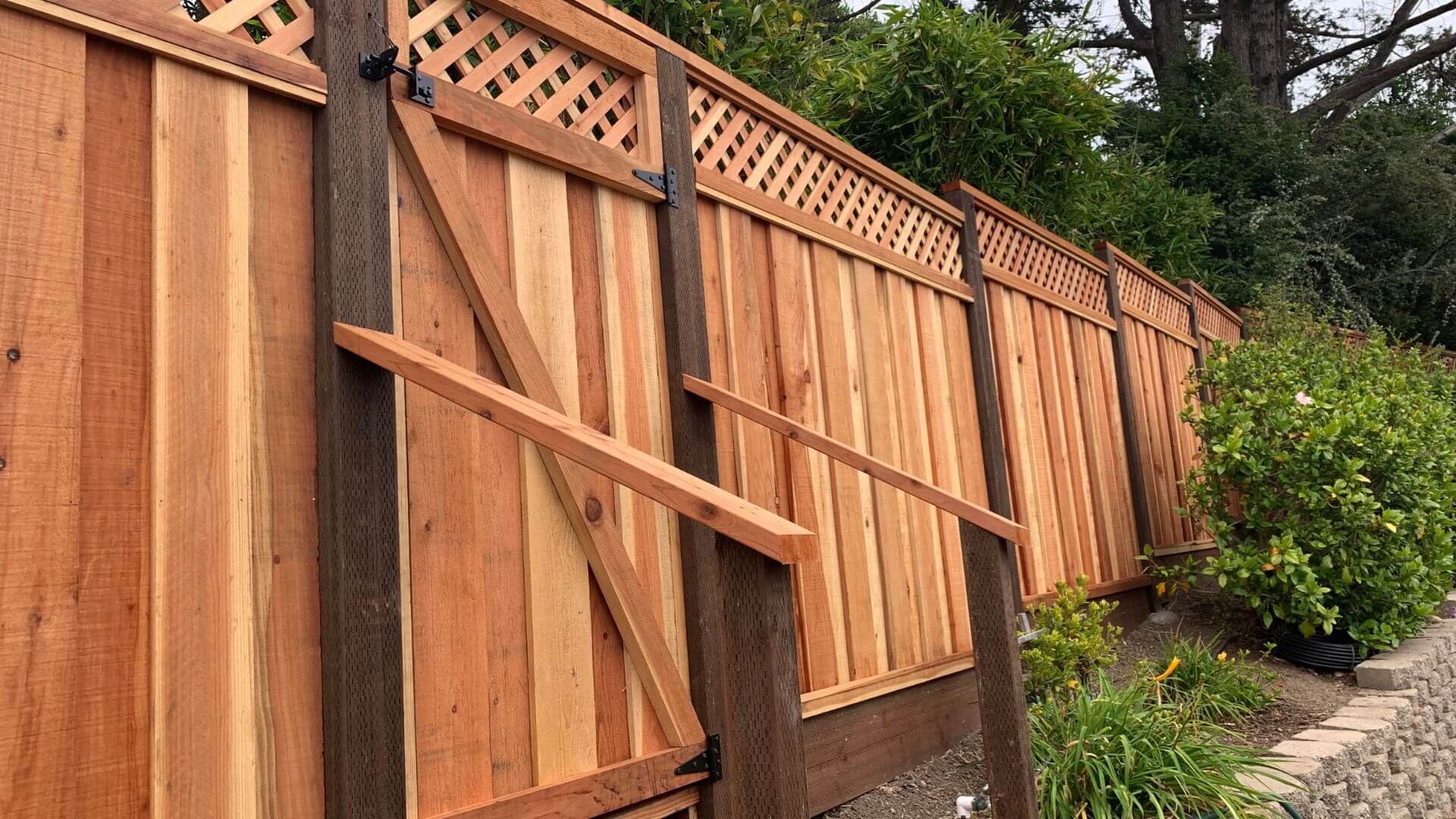 Wood privacy fence with lattice top in backyard